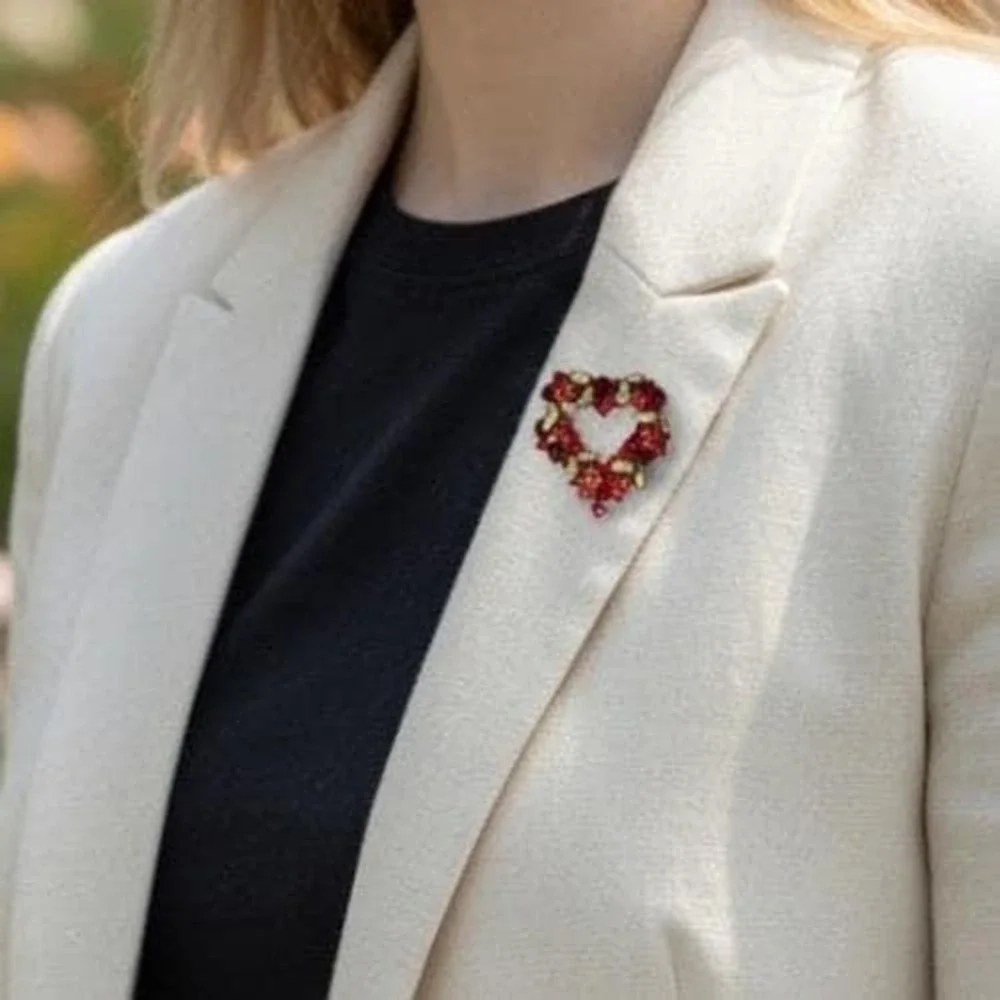 Vintage Red Rhinestone Floral Heart Brooch Gold Tone Flower‎ Valentine Pin